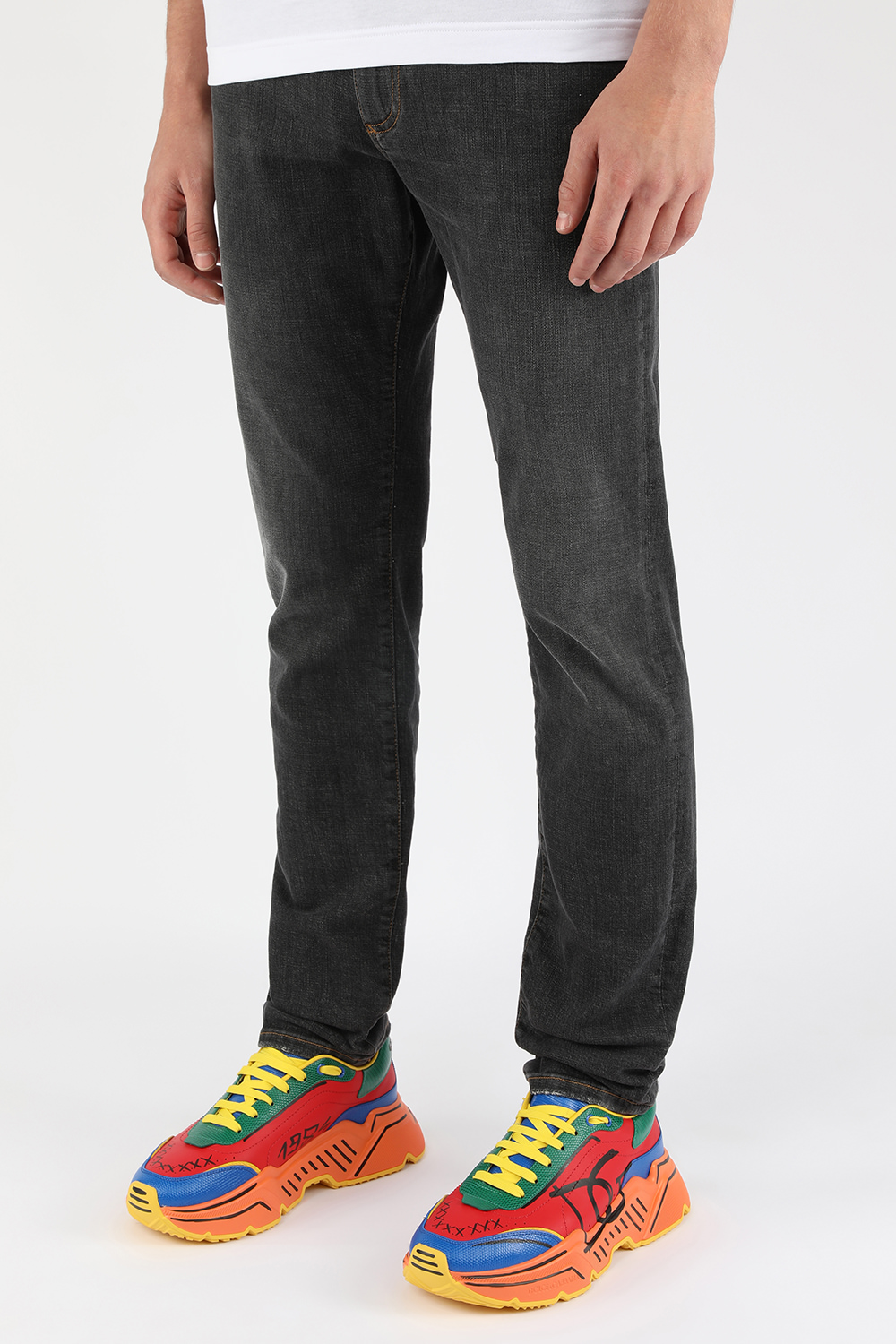 תמונת כל הלוק של נעלי ספורט צ'אנקיות צבעוניות